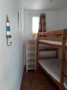 1 Schlafzimmer mit 2 Etagenbetten und einem Fenster in der Unterkunft Banyuls La Grande Bleue : studio T1 in Banyuls-sur-Mer