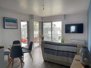 Telewizja i/lub zestaw kina domowego w obiekcie Appt T2 vue imprenable sur Mer