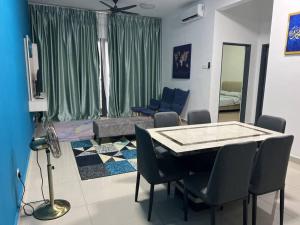 Ruang duduk di MT Stay @ Aera Residence Petaling Jaya