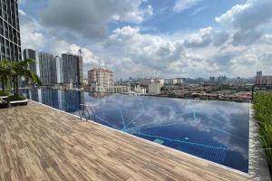 Kolam renang di atau dekat dengan MT Stay @ Aera Residence Petaling Jaya