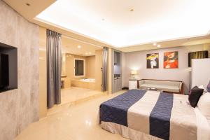 Habitación de hotel con cama y baño en Discovery Motel - Nangang, en Taipéi