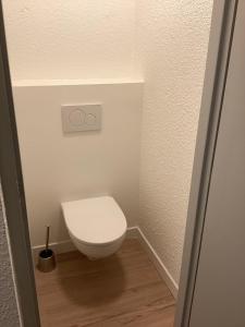 uma casa de banho com um WC branco num quarto em Duplex Aiguille du Midi furnished flat em Chamonix-Mont-Blanc