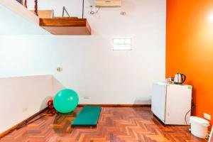 a room with a green balloon and a refrigerator at Experiencia Olivos in Florida