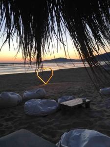 um banco na praia com um coração shapedigunigunigunigunigunigunigunigunigun em Cozy cottage in nature, with Garden and Sea View & Fast 350mbps Wi-Fi em Tarifa