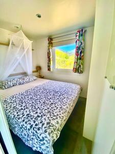 Schlafzimmer mit einem Bett und einem Fenster in der Unterkunft Cozy cottage in nature, with Garden and Sea View & Fast 350mbps Wi-Fi in Tarifa