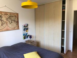 sypialnia z łóżkiem i szafą w obiekcie Gîte « les rives de l’Ardèche » w mieście Ucel +13 zdjęć