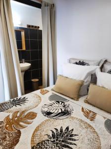 黛園郡的住宿－L'Eucalyptus，一间卧室配有一张带两个枕头的床