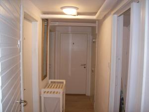 un pasillo con una puerta blanca y un banco blanco en Spangsbo b&b, en Randers