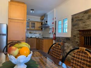 - une cuisine avec un bol de fruits sur une table dans l'établissement Terra Batista house, à Porto da Cruz