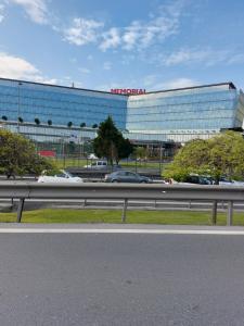 un gran edificio con un coche aparcado delante de él en Bahcelievler Memorial Hospital Suit, en Estambul