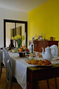 tavolo da pranzo con un piatto di dolci di Chambre d'hôte au Domaine Terre de Chênes a Saint-Paul-de-Baïse