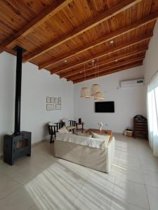 Quinta El Hornero في إسبيرانزا: غرفة معيشة مع أريكة ومدفأة