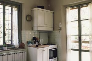 a kitchen with white cabinets and a stove at il nuvoloso in Città della Pieve