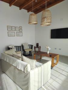 uma sala de estar com um sofá e uma mesa em Quinta El Hornero em Esperanza
