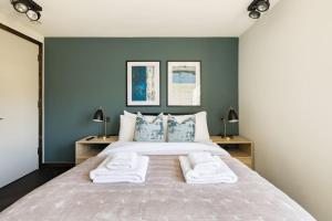 een slaapkamer met een groot bed met 2 nachtkastjes bij The Soho STAR in Londen
