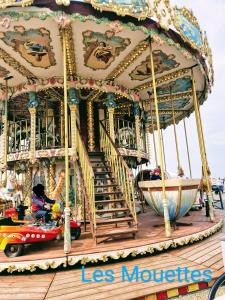 Un carrusel con escaleras y coches. en Les Mouettes 3 en Le Tréport