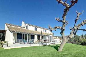 勒卡斯泰萊的住宿－Villa Familiale en Provence avec Piscine，院子里有树的房子