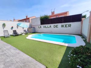 a swimming pool in the backyard of a house at "La Villa de Iker" con Piscina, Barbacoa, Aire Acondionado a 5 mint de "Puy du Fou" in Argés