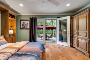 1 dormitorio con 1 cama y puerta corredera de cristal en Woodlands Vacation Home in Little Elm/ Frisco TX, en Little Elm
