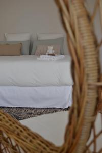 un letto di vimini con sopra un animale di peluche di Chambre d'hôte au Domaine Terre de Chênes a Saint-Paul-de-Baïse