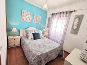 ナザレにあるApartamento Solymarの青い壁のベッドルーム1室(ベッド1台付)