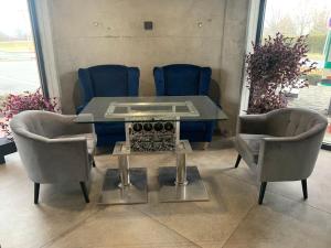 mesa y sillas en una habitación con mesa y sillas en Hotel Solitaire, en Kocourovec