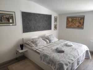 1 dormitorio con cama con edredón en Apartmán Jena en Mariánské Lázně