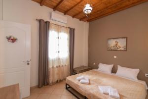a bedroom with a bed and a window at Family holiday home 'Arokaria' in Skaládhos