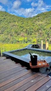 una bandeja de copas de vino y una mesa con una bandeja de copas de vino en Cabana da Mata - Teresópolis en Teresópolis