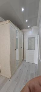 Um banheiro em Отличная квартира в центре Алматы, жилой комплекс Ush Qonyr