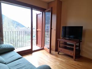 TV a/nebo společenská místnost v ubytování Apartamento muy espacioso y luminoso Erta 5