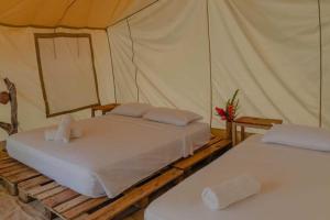 Ein Bett oder Betten in einem Zimmer der Unterkunft Manoush Beach