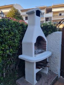 un forno per pizza seduto sopra un marciapiede di A casa di Alessia a Marina di Cerveteri