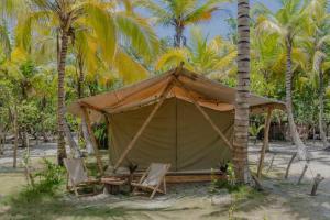 Ein Garten an der Unterkunft Manoush Beach
