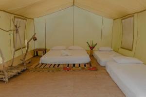 Ein Bett oder Betten in einem Zimmer der Unterkunft Manoush Beach