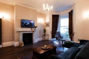 a living room with a couch and a fireplace at Stunning flat in Brighton & Hove - Central luxury. in Brighton & Hove