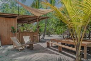 Ein Garten an der Unterkunft Manoush Beach