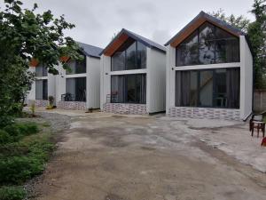 uma casa com grandes janelas em muito em Guest House Koba em Batumi