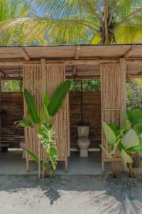 Ein Garten an der Unterkunft Manoush Beach