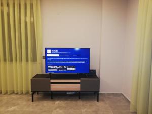 een flatscreen-tv zittend op een tafel bij Appartement 1+1 in Alanya in Alanya