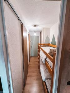 a small room with two bunk beds in it at LA FOUX D'ALLOS Centre station, vue panoramique Quartier les étoiles 50m des remontées in Allos