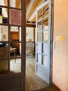 an open door to a dining room with a table at Hotel de la Sologne in Beaugency