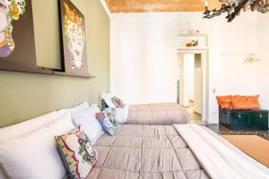 a bedroom with two beds and a couch at Binario 91 Rooms in Palermo