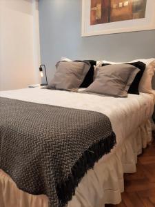 1 cama grande con edredón blanco y negro en Buenos Aires PALERMO - RECOLETA en Buenos Aires