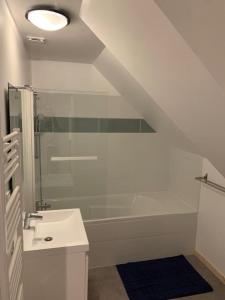 Vannas istaba naktsmītnē L'appart du bourg - 4 chambres lits doubles - sur 2 niveaux - 2 salles de bain - séjour avec espace salon et cuisine équipée ouverte sur le séjour -