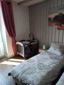 - une chambre avec un lit, un bureau et une fenêtre dans l'établissement Gîte du Gardoir, à Boresse-et-Martron