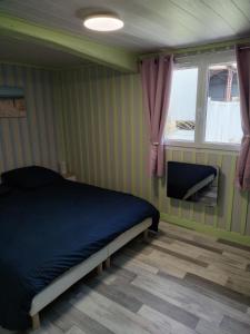- une chambre avec un lit et une fenêtre dans l'établissement Gîte du Gardoir, à Boresse-et-Martron