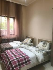 sypialnia z łóżkiem i oknem w obiekcie Hasy tun guest house in GARNI w Garni