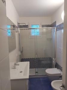 een badkamer met een douche, een wastafel en een toilet bij IL NIDO DEGLI ANGELI in Ravello