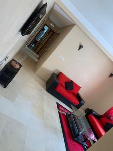 una vista aérea de una sala de estar con muebles rojos en Résidence ASSAFA 3 AGADIR Familiale, en Agadir